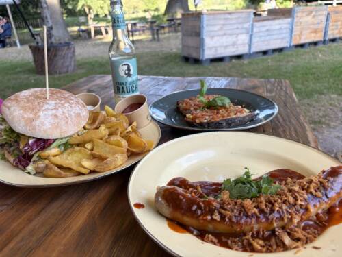 Ob Burger mit Kartoffelchips, Currywurst oder einfach Bruschetta auf knusprigem Sauerteigbrot im Goldschätzchen wird klein und groß fündig / ©Michael Hein
