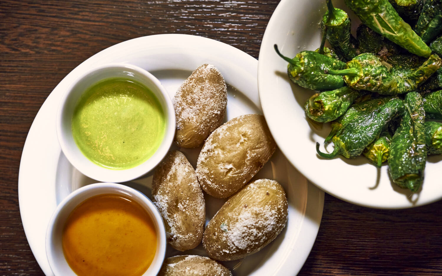 Patatas mit Mojo und Aioli sowie Pimentos de Padrón gehören bei Barcelona Tapas auf den Tisch / ©Marc Sill