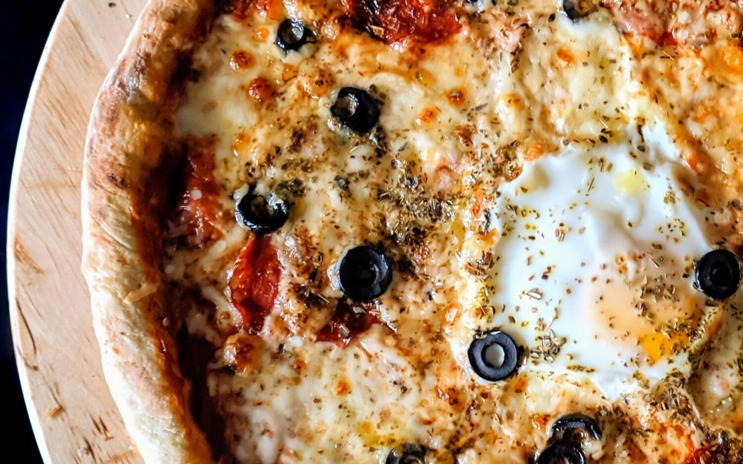 Pizza mit schönem Blick aufs Wasser im Al Porto / ©Unsplash/Masimo Grabar