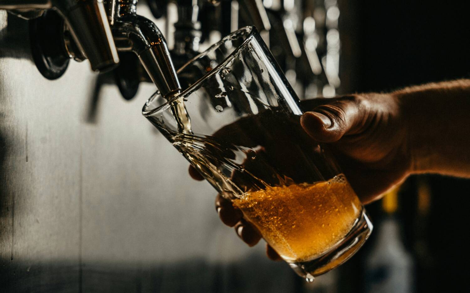 Ratsherrn Stehausschank im Grindelviertel: frisches Bier für heißes Wetter! / ©Unsplash/Josh Olalde
