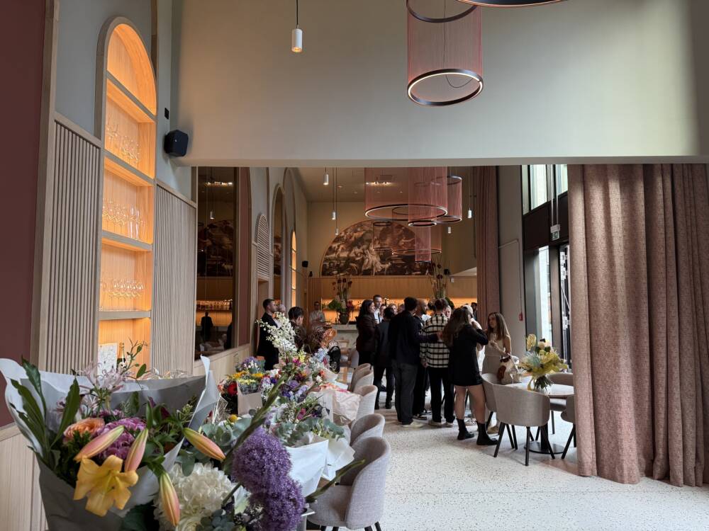 Schick und weiträumig, aber gemütlich: Die Tagesbar am Mahnmal St. Nikolai /©Carlotta Maas