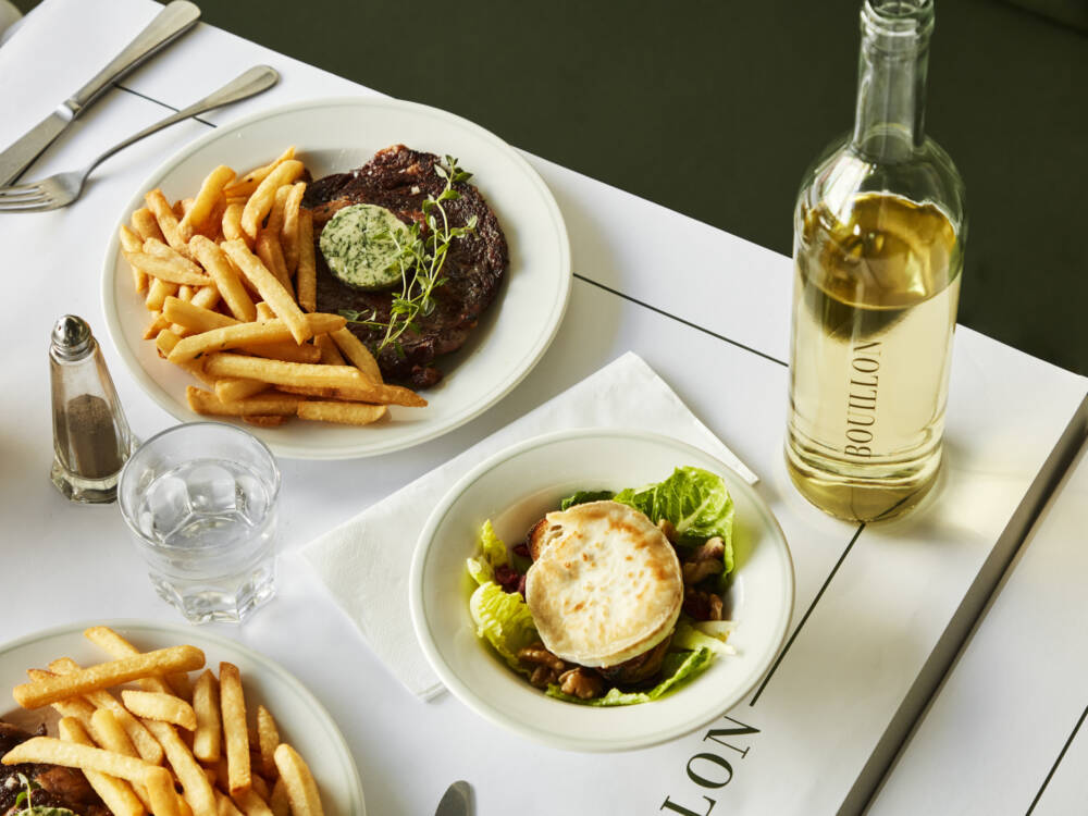 Steak Frites und frisch abgefüllter Sauvignon Blanc – im Bouillon zahlen Gäste dafür gerade mal knapp 20 Euro / ©Bouillon