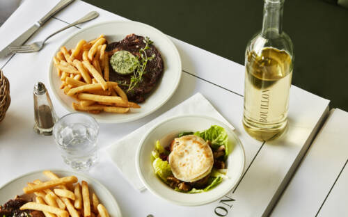 Steak Frites und frisch abgefüllter Sauvignon Blanc – im Bouillon zahlen Gäste dafür gerade mal knapp 20 Euro / ©Bouillon