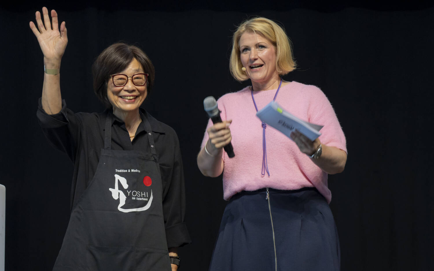 Sushi-Meisterin Yoko Higashi vom Yoshi wurde von Moderatorin Anke Harnack auf der Bühne begrüßt / ©Jan-Rasmus Lippels