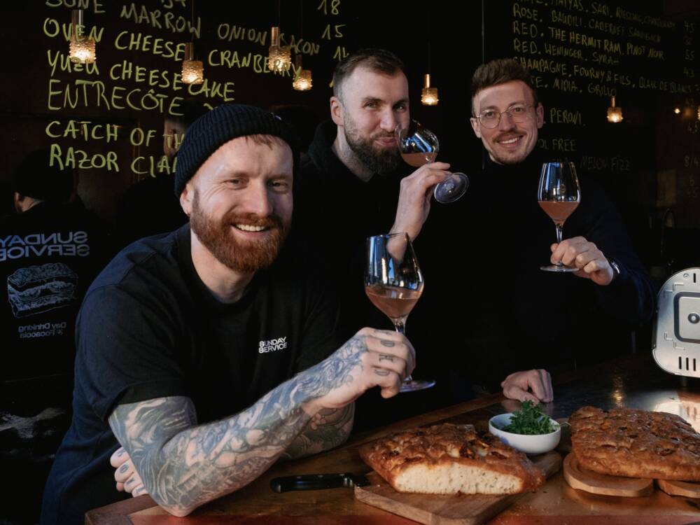 Thilo Haberland, Alexander Middendorf und Lucas Schultz (v. l.) bei Wein und Focaccia / ©Studio Sunday Service