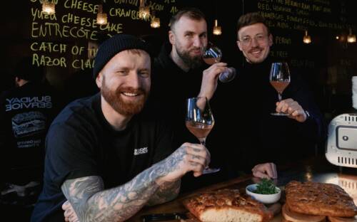 Thilo Haberland, Alexander Middendorf und Lucas Schultz (v. l.) bei Wein und Focaccia / ©Studio Sunday Service