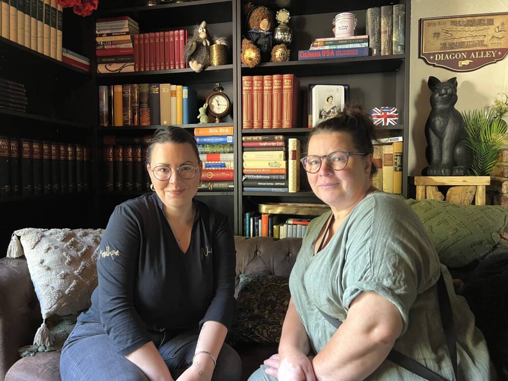 Tochter Nadine Schröder (l.) und Mutter Katrin Pahlhammer führen zusammen Katie’s Cottage / ©Paula Rieck