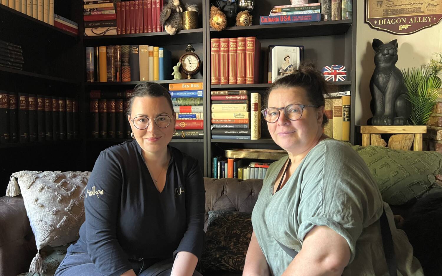 Tochter Nadine Schröder (l.) und Mutter Katrin Pahlhammer führen zusammen Katie’s Cottage / ©Paula Rieck
