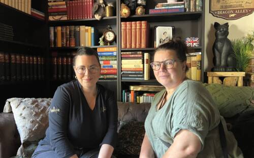 Tochter Nadine Schröder (l.) und Mutter Katrin Pahlhammer führen zusammen Katie’s Cottage / ©Paula Rieck