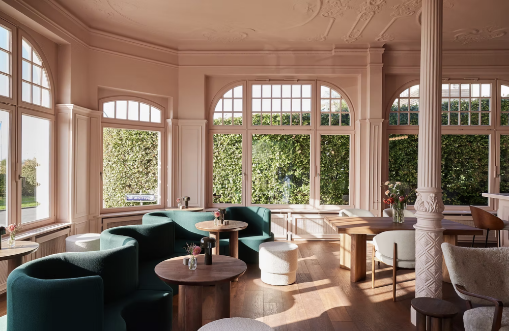 Der lichtdurchflutete Sitzbereich wirkt einladend / ©Stilwerk Hotels