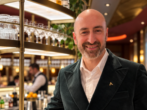 Alberto Fernando Costa kehrt als neuer Bar Manager zurück ins Levantehaus: in der Greta Oto Bar will er eigene Akzente setzen / ©Greta Oto Hamburg