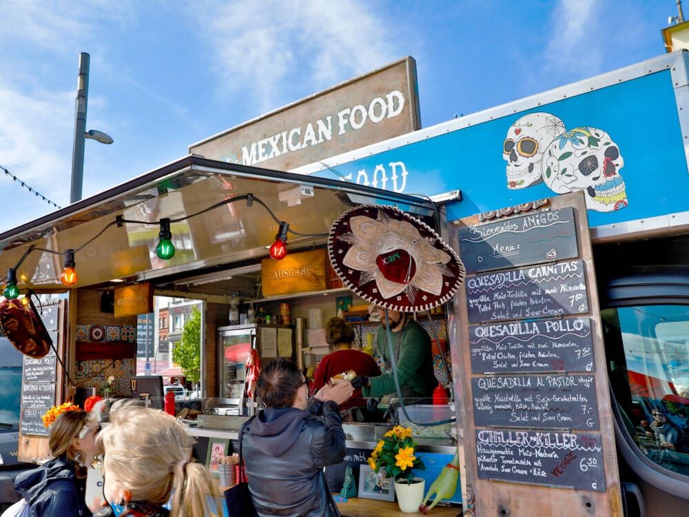 An zahlreichen bunten Food Trucks  werden auf den Festivals leckere Gerichte angeboten / ©Marius Roeer