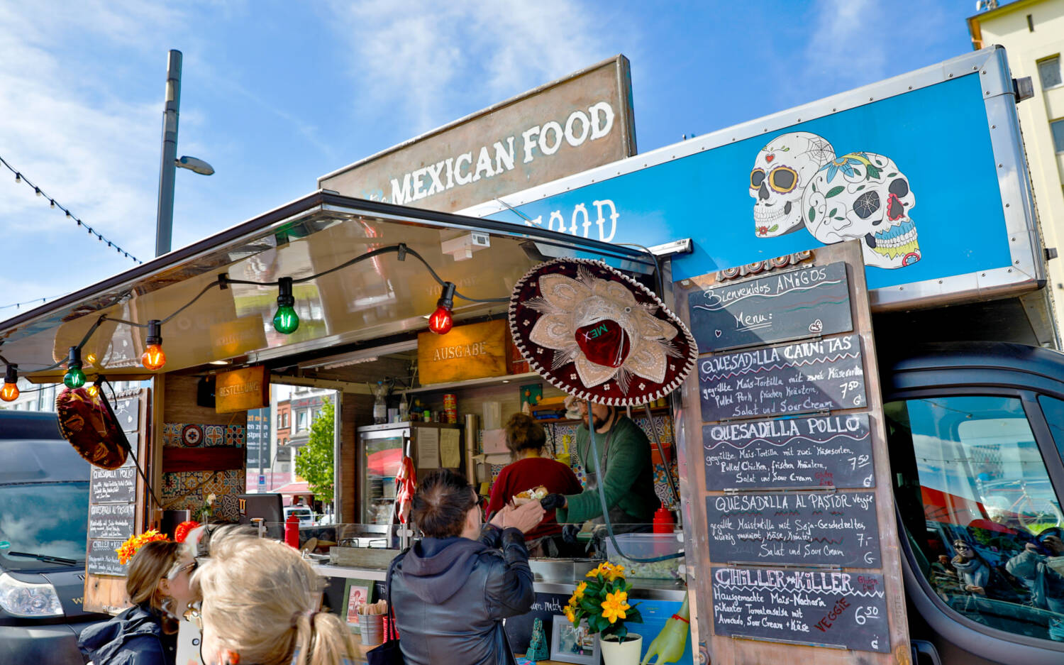 An zahlreichen bunten Food Trucks  werden auf den Festivals leckere Gerichte angeboten / ©Marius Roeer