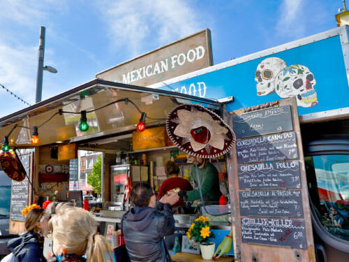 An zahlreichen bunten Food Trucks  werden auf den Festivals leckere Gerichte angeboten / ©Marius Roeer