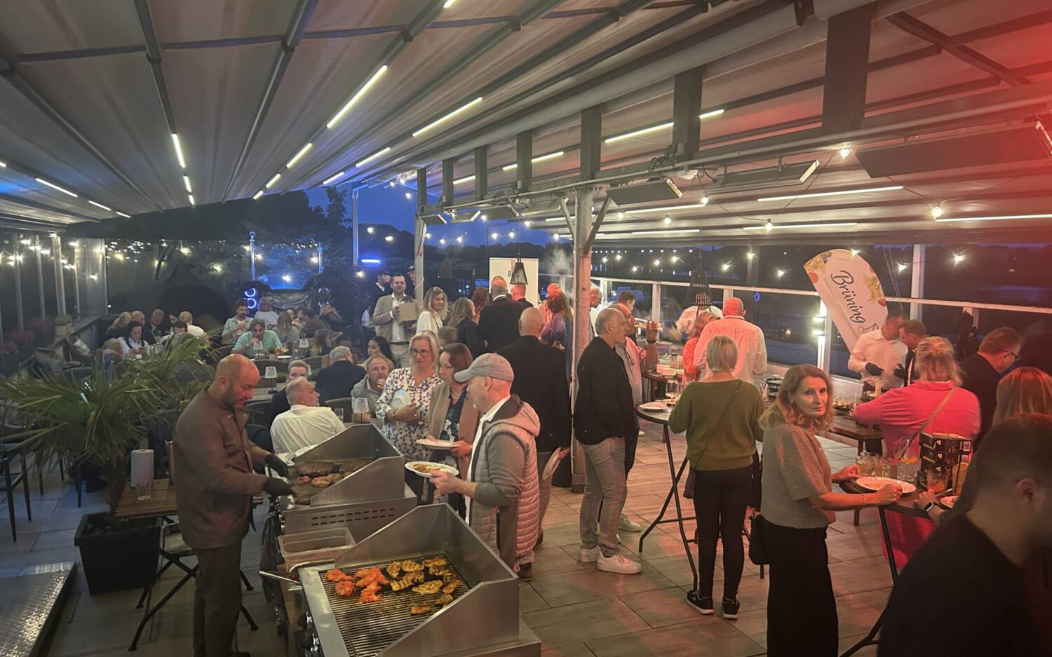 Auf der Terasse befinden sich weitere Stationen / © Hannah Bott
