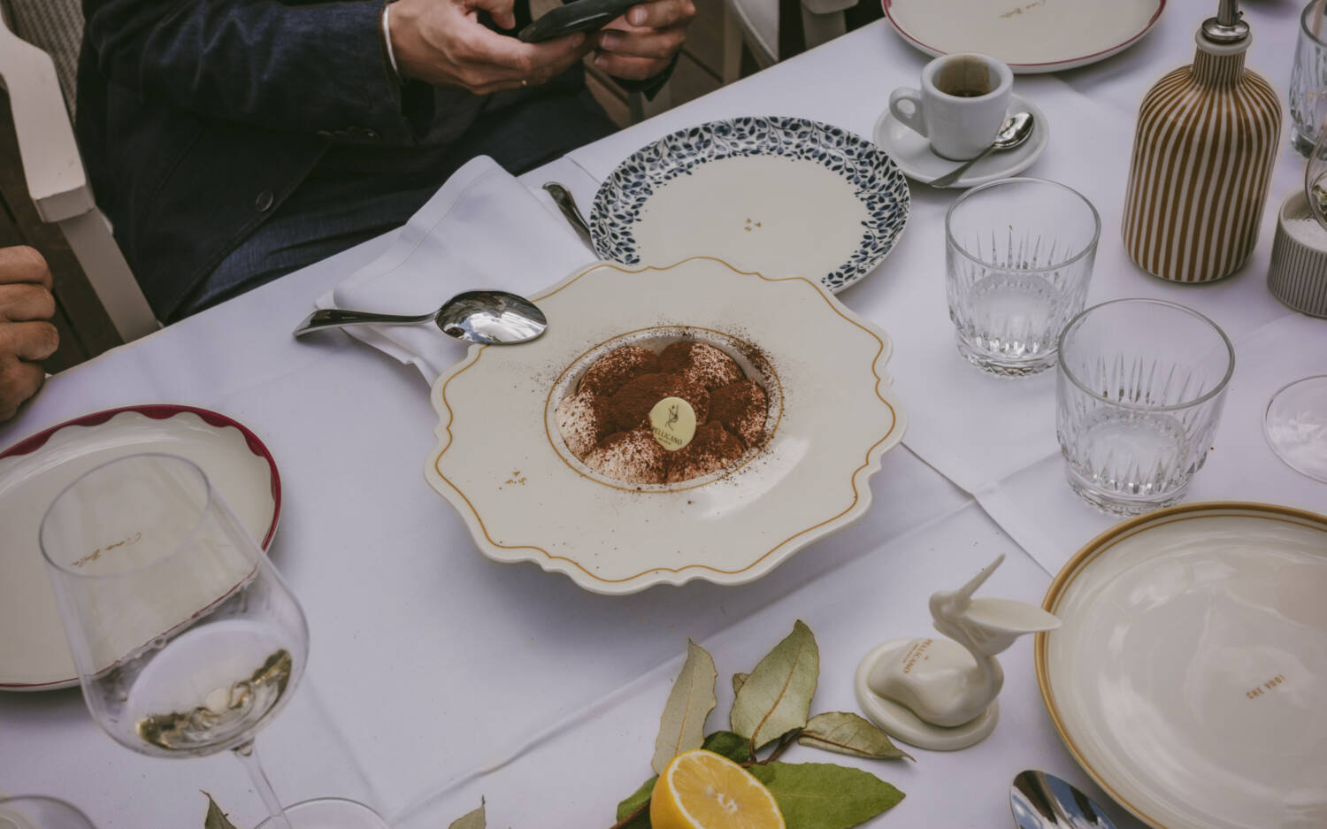 Aus der Küche kommen italienische Klassiker. Ein hausgemachtes Tiramisu darf da nicht fehlen / ©Christoph Leon Jakubek 
