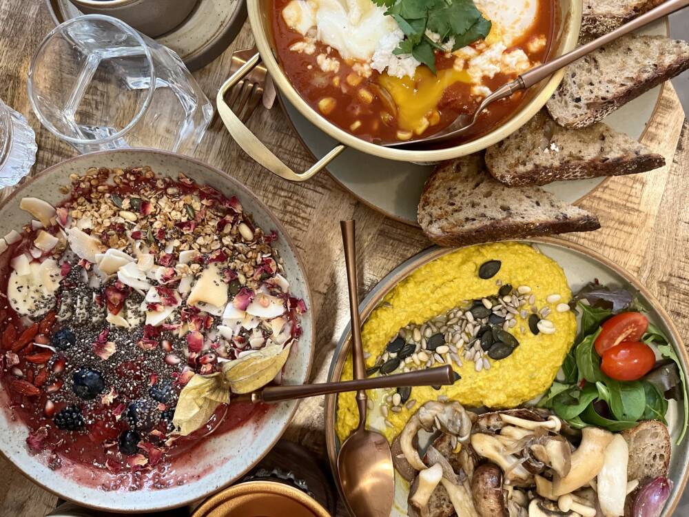 Barmbek ist so vielseitig wie ein Frühstücksbüffet: Kaffeespezialitäten, bunte Smoothies und internationale Frühstückspezialitäten /© Alice von der Laden 