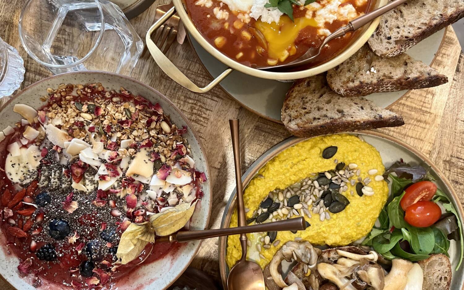 Barmbek ist so vielseitig wie ein Frühstücksbüffet: Kaffeespezialitäten, bunte Smoothies und internationale Frühstückspezialitäten /© Alice von der Laden 