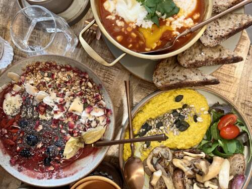 Barmbek ist so vielseitig wie ein Frühstücksbüffet: Kaffeespezialitäten, bunte Smoothies und internationale Frühstückspezialitäten /© Alice von der Laden 