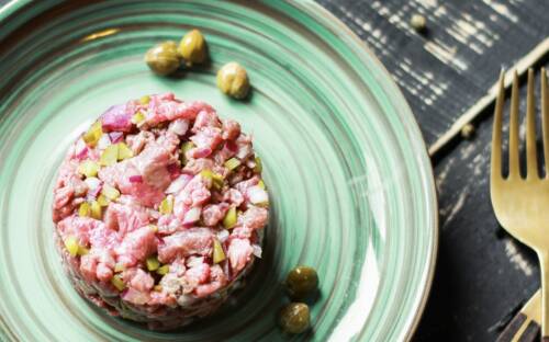 Beef-Tatar als herzhafter Auftakt in der Bullerei / ©Vladimir Gladkov/Unsplash