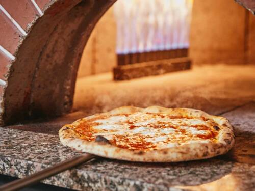 Bei der True Italien Pizza Week können Pizza und Aperol Spritz genossen werden / © Robert Schlossnickel