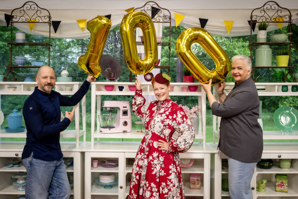Betty feierte kürzlich mit Co-Juror Christian Hümbs und Moderatorin Enie van de Meiklokjes die 100. Folge von „Das große Backen“ / ©Joyn/Claudius Pflug