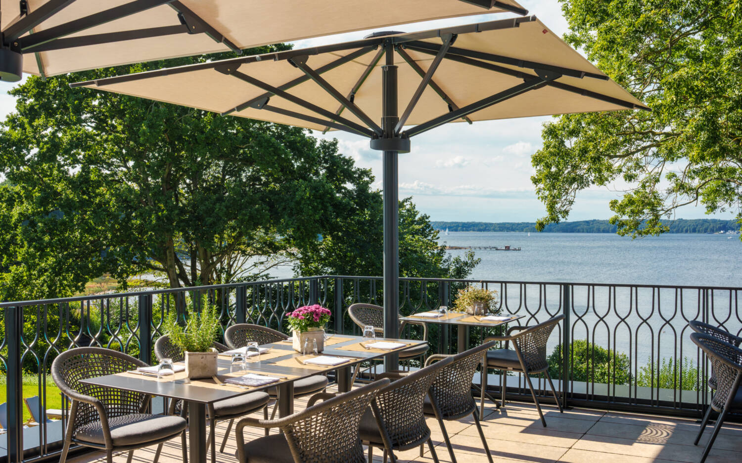 Blick von der Terrasse auf die Flensburger Förde bis zur dänischen Küste. / ©Brasserie Alter Meierhof