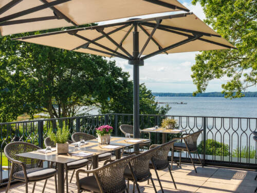 Blick von der Terrasse auf die Flensburger Förde bis zur dänischen Küste. / ©Brasserie Alter Meierhof