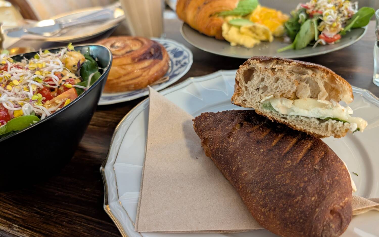 Café & Crème: Frühstück mit feinen süßen und salzigen Leckereien / ©Kai Bösel