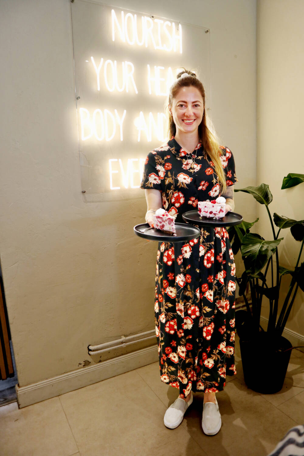 Café Nourish-Betreiberin Monique Eichhorn sorgt mit Eistorte für ein erfrischendes Finale / ©Alina Fedorova