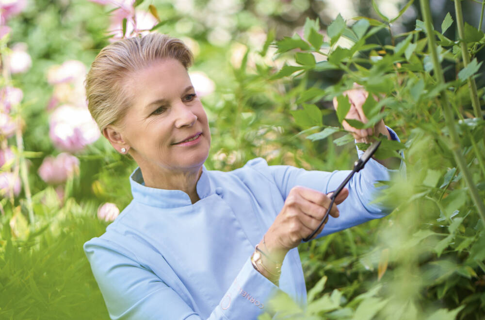 Cornelia Poletto im Kräutergarten / © Jan-Peter Westermann für ZS/Edel Verlagsgruppe