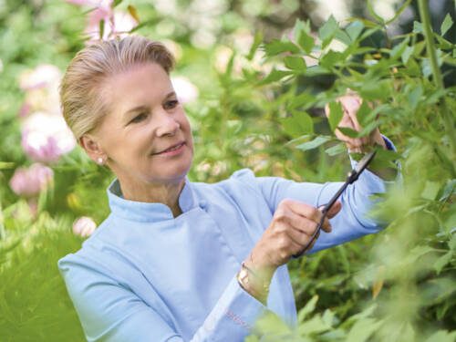 Cornelia Poletto im Kraeutergarten  / © Jan-Peter Westermann für ZS/Edel Verlagsgruppe