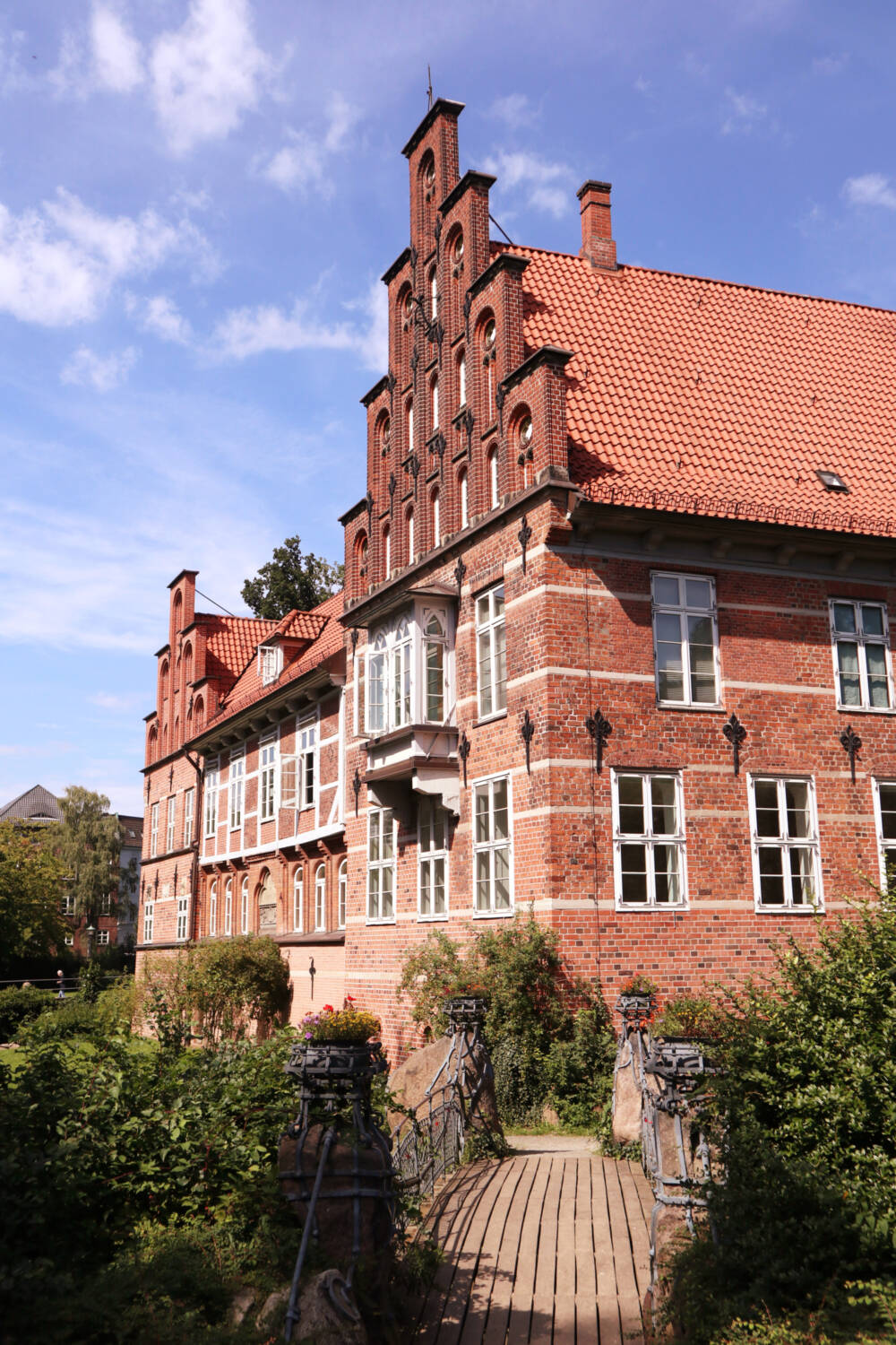 Darf auf einer Tour durch Bergedorf nicht fehlen: ein Stopp am Schloss / ©Sirany Schümann