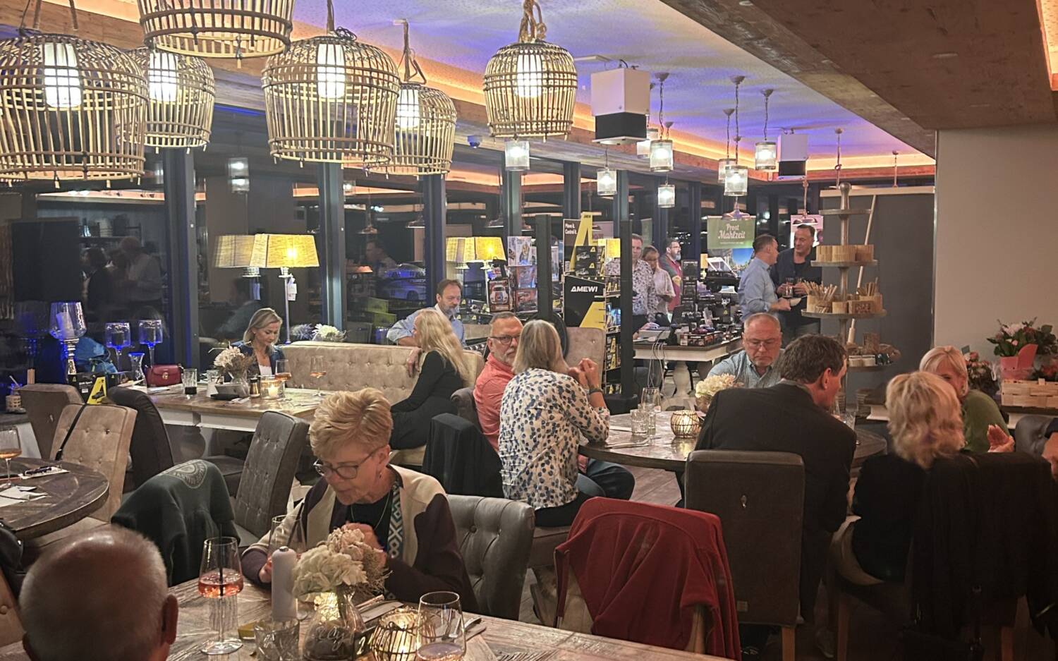 Das Essen kann im Stehen oder an einem der Tische genossen werden / © Hannah Bott