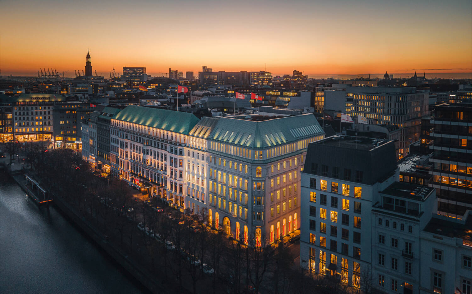 Das Hotel Vier Jahreszeiten in Hamburg ist eines von nur fünf Hotels in Deutschland, die die Höchstauszeichnung des Guide Michelin erhalten haben / ©Matthias Plander