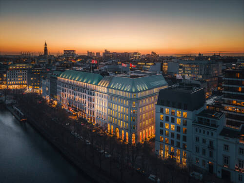 Das Hotel Vier Jahreszeiten in Hamburg ist eines von nur fünf Hotels in Deutschland, die die Höchstauszeichnung des Guide Michelin erhalten haben / ©Matthias Plander