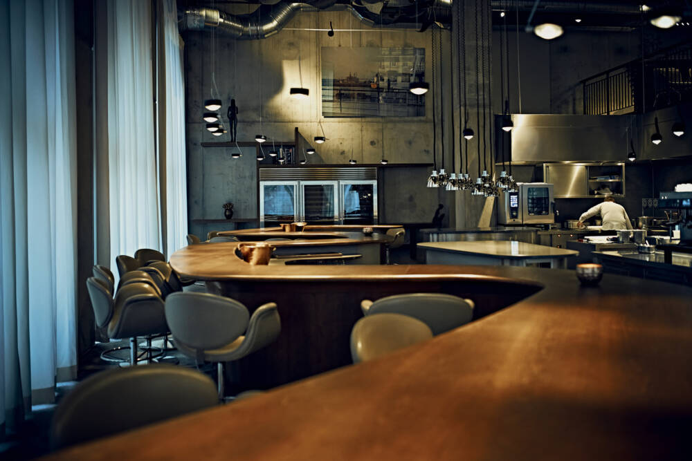 Das Markenzeichen von Kevin Fehlings Restaurant – der lange, geschwungene Esstisch / ©Marc Sill