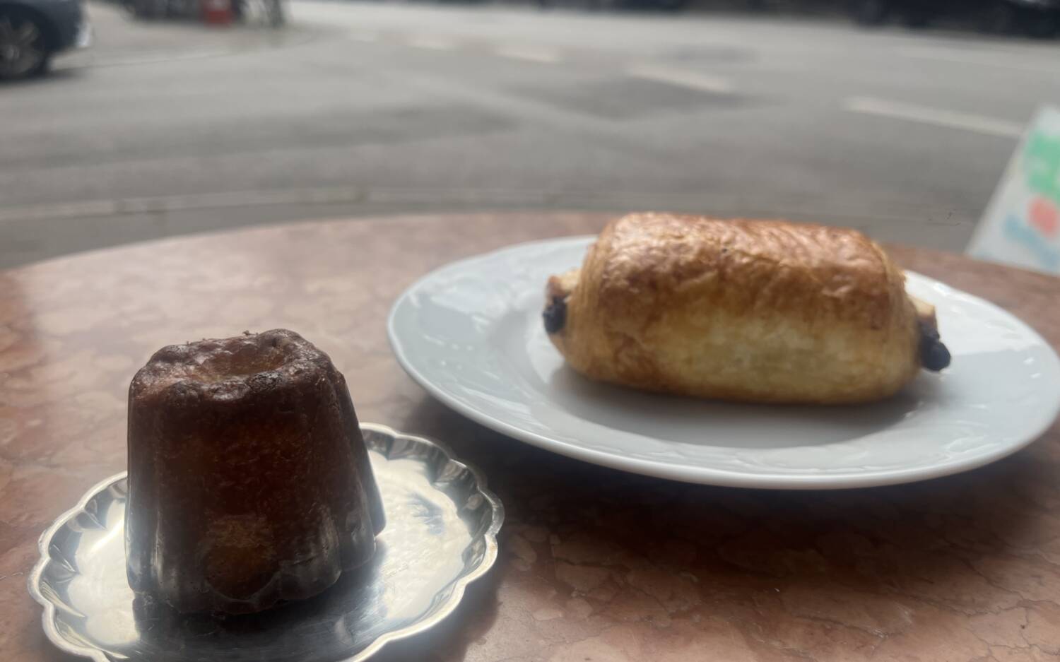 Das Schoko-Croissant und das Cannelé sind eine nette Begleitung zum Kaffee / ©Genuss-Guide