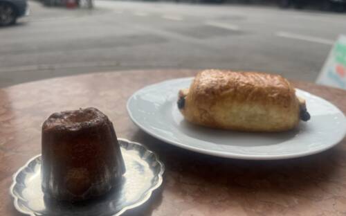 Das Schoko-Croissant und das Cannelé sind eine nette Begleitung zum Kaffee / ©Genuss-Guide