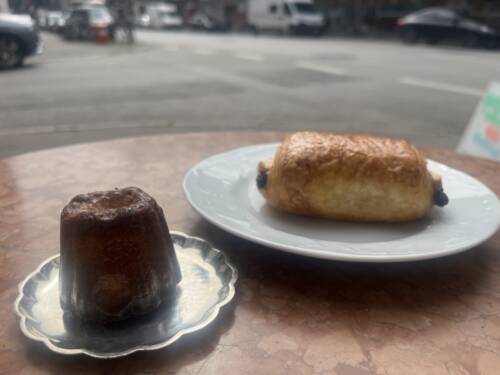 Das Schoko-Croissant und das Cannelé sind eine nette Begleitung zum Kaffee / ©Genuss-Guide