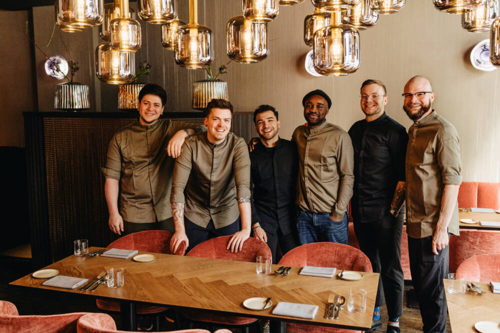 Das Team vom Koer rund um Küchenchef Paul Decker (2 v.l.) sorgt beim ChampionsDinner für einen süßen Abschluss / ©Julia Schumacher