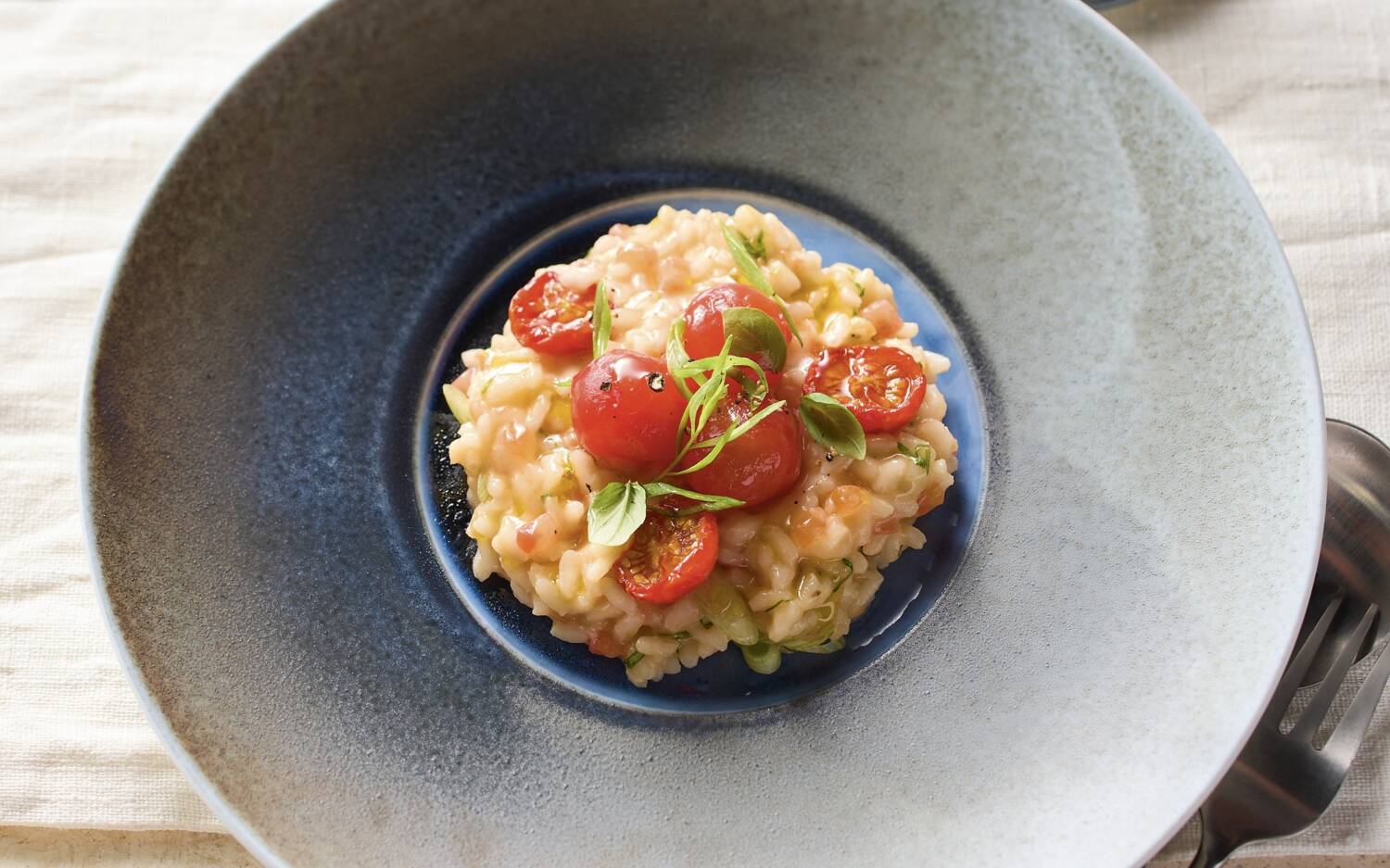 Das Tomatenrisotto besticht durch den Umami-Geschmack / © Jan-Peter Westermann für ZS/Edel Verlagsgruppe