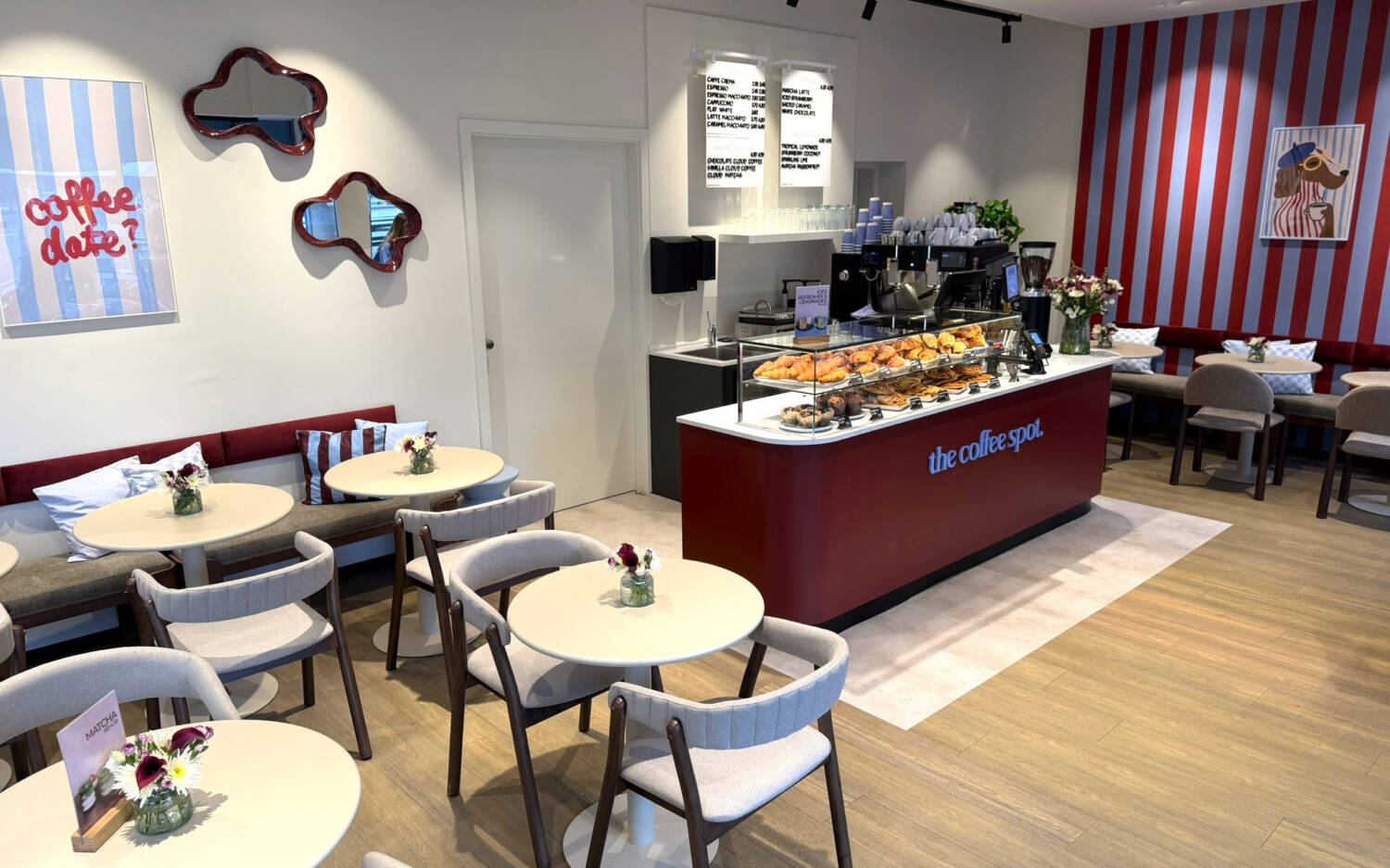 Der Innenraum der Kaffeebar komplettiert das Farbkonzept / ©Tchibo