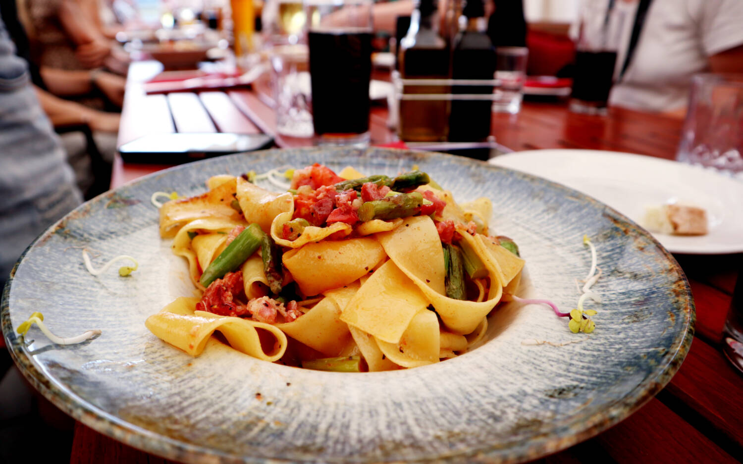 Die Gruppe genießt zum Hauptgang hausgemachte Tagliatelle mit Speck und Spargel / ©Alina Fedorova