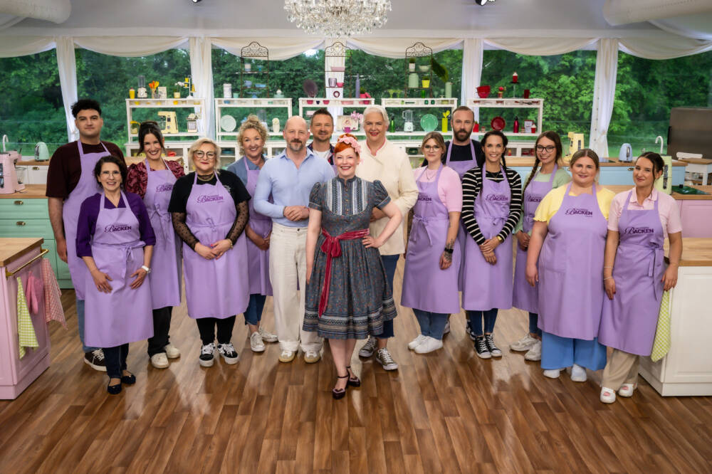 Die Kandidaten (v.l.n.r.): Kayahan, Elli, Bianca, Jenny, Constanze, Michael, Janina, Andre, Sandra, Laura, Oxana, Anna / © Joyn/Claudius Pflug;