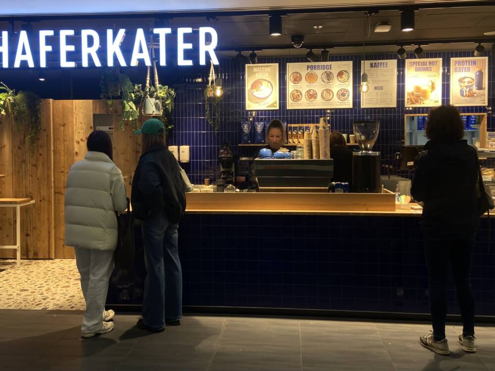 Die bekannte Kette gibt es jetzt auch im Bahnhof Altona und am Dammtor / © Hannah Bott