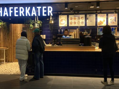 Die bekannte Kette gibt es jetzt auch im Bahnhof Altona und am Dammtor / © Hannah Bott