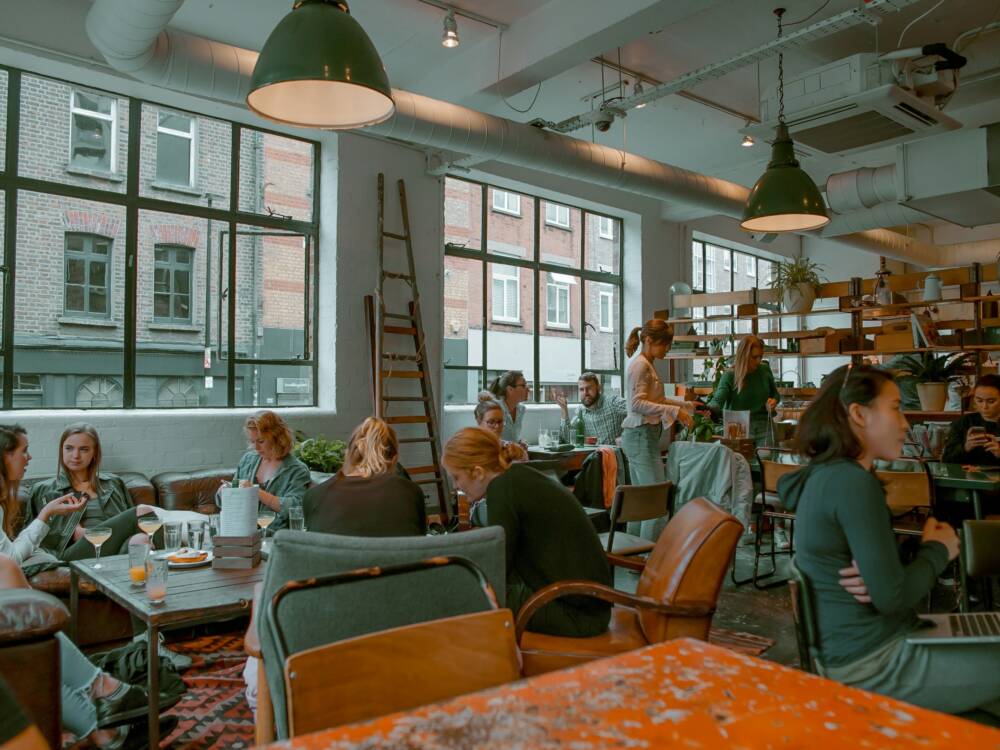 Die Minijob-Debatte geht weiter: Mit einer Mitmach-Kampagne will der Dehoga Hamburg den Druck auf Politik verstärken / ©Unsplash/Toa Heftiba
