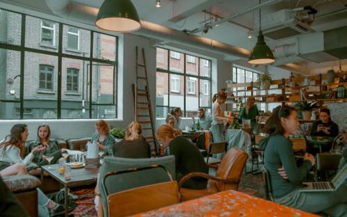 Die Minijob-Debatte geht weiter: Mit einer Mitmach-Kampagne will der Dehoga Hamburg den Druck auf Politik verstärken / ©Unsplash/Toa Heftiba