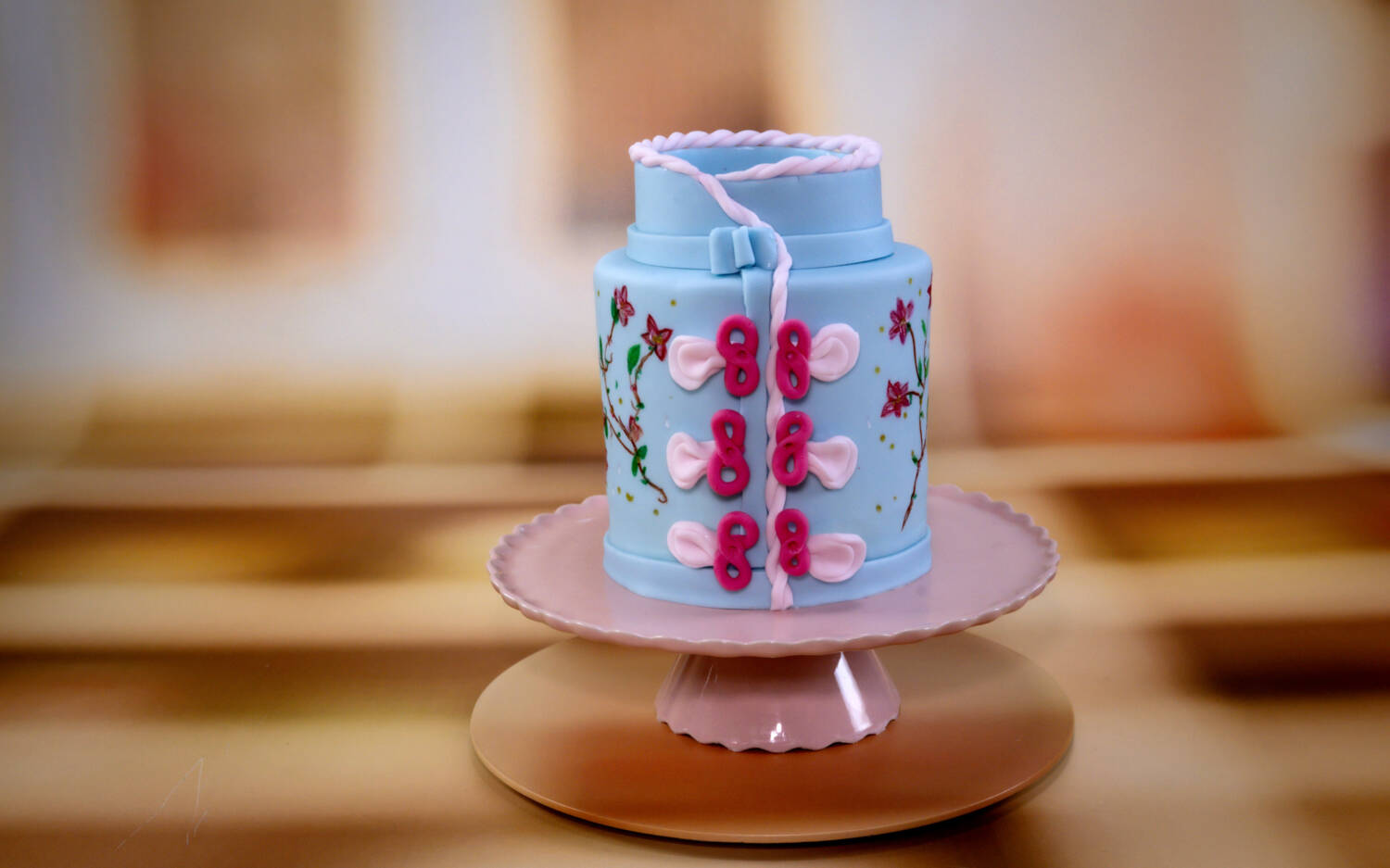 Die Pfirsich-Mascarpone-Torte „Zugeknöpft“ aus der aktuellen Staffel von Teilnehmerin Jenny / ©Joyn/Claudius Pflug